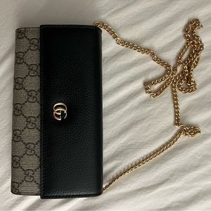🎀 GUCCI crossbody. Worn a few times. Super cute mini crossbody or even wallet.